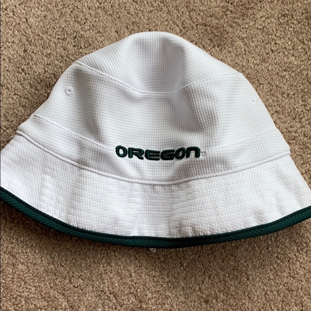 University of Oregon white and green bucket hat